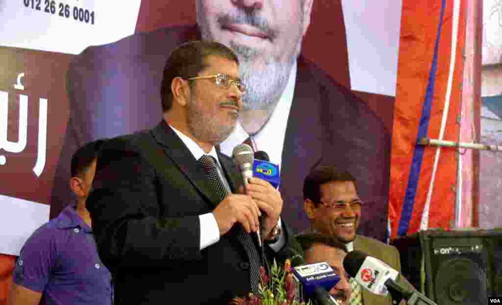 Mohamed Morsi merupakan kandidat pilihan kedua dari kelompok Islamis Mesir Muslim Brotherhood. 