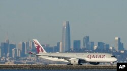 Pesawat terbang milik maskapai Qatar Airways saat akan lepas landas dari Bandara Internasional San Francisco, 22 Desember 2020. (Foto: dok). Mesir membuka kembali wilayah udaranya bangi penerbangan Qatar, Selasa (12/1).