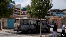 افغان سیکورٹی اہل کار بم دھماکے کا ہدف بننے والی بس کا معائنہ کر رہے ہیں۔ 3 جون 2019
