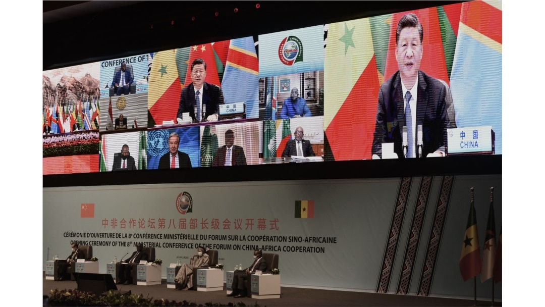 Presiden China Xi Jinping (tampak di layar) memberikan pidato pada KTT China-Afrika di Dakar, Senegal, akhir November lalu (foto: dok).