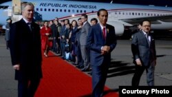 Presiden Joko Widodo tiba di bandara internasional Tegel, Berlin disambut oleh Dubes RI untuk Jerman, Fauzi Bowo (kanan) Minggu malam, 17/4 (foto: courtesy Biro Setpres RI).