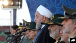 El presidente de Irán, Hassan Rouhani, preside un desfile militar en Teherán por el 39 aniversario del inicio de la guerra Irán-Irak. Foto del portal de la Presidencia de Irán, vía AP. Sept. 22, 2019