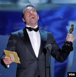 Aktor Perancis, Jean Dujardin menerima piala Oscar untuk aktor utama terbaik atas perannya dalam film "The Artist" di Hollywood, California (26/2).