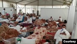 Suasana di dalam tenda jemaah haji di Arafah (foto: courtesy).