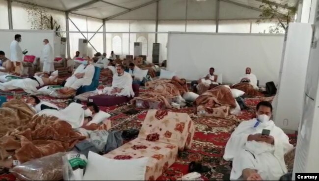 Suasana di dalam tenda jemaah haji di Arafah (foto: courtesy).