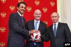 (Dari kiri) Emir Qatar Sheikh Tamim bin Hamad Al-Thani, Presiden FIFA Gianni Infantino dan Presiden Rusia Vladimir Putin berfoto bersama dalam acara pengalihan secara simbolis tuan ruman Piala Dunia ke Qatar untuk Piala Dunia 2022, di Kremlin, 15 Juli 2018.