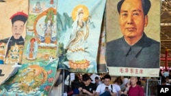 پوستر مائو تسه تونگ، در کنار امپراتور سابق و تصاویر چین قبل از انقلاب، در بازار پکن - ۲۷ اردیبهشت ۱۳۹۵ 