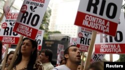Warga Brazil di Rio de Janeiro berdemonstrasi menolak RUU pendapatan minyak. (Reuters/Pilar Olivares)