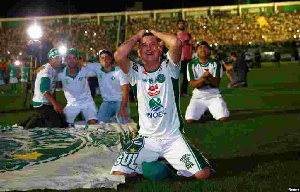 Para pendukung tim sepakbola Brazil &#39;Chapecoense&#39; memberikan penghormatan di stadion Chapeco, Brazil, kepada para pemain sepakbola yang tewas akibat kecelakaan pesawat di Medellin, Kolombia.