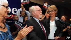 Ron Barber (kiri) berhasil memenagkan kursi parlemen AS, menggantikan posisi Gabrielle Giffords, anggota Kongres wanita yang tertembak setahun yang lalu (12/6).