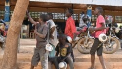 De jeunes garçons se tiennent au Musée National du Niger (MNN) ou au Musée Boubou Hama, qui est également un zoo, à Niamey, Niger, le 29 décembre 2020.