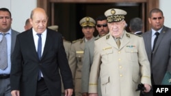 Le ministre français de la Défense, Jean-Yves Le Drian (à gauche), s'est entretenu avec le chef d'état-major algérien Ahmed Gaid Salah à son arrivée à l'aéroport international Houari-Boumediene d'Alger, le 20 mai 2014.