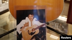 Instrumento usado por Presley que permanece en el museo reabierto para el homenaje.