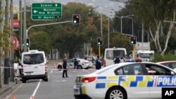 La police contrôle l'accès de l'une mosquée de Linwood, à Christchurch, en Nouvelle-Zélande, le vendredi 15 mars 2019. (AP Photo/Mark Baker)