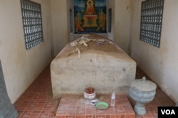 The tomb of Khmer Rouge military commander Ta Mok is located inside a pagoda in Anlong Veng district. (Sun Narin/VOA Khmer)