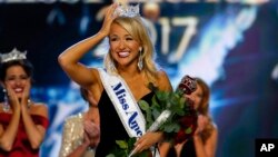 Miss Arkansa Savvy Shields fue coronada como Miss America 2017 el domingo, 11 de septiembre de 2016, en Atlantic City, Nueva Jersey.