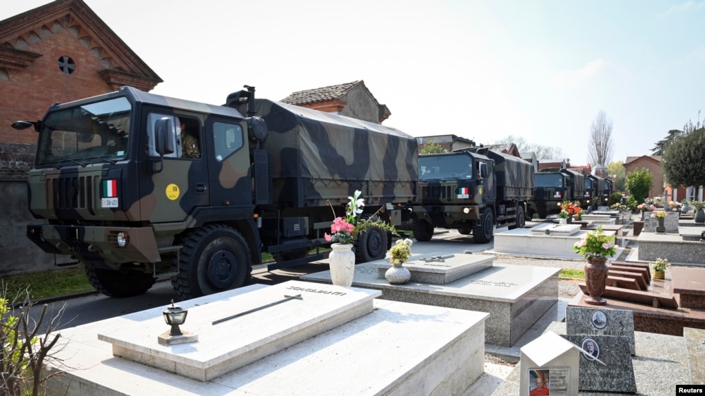 Đoàn xe tải của quân đội Ý chở thi thể các nạn nhân chết vì virus corona tới nghĩa trang Ferrara, ngày 21/3/20.