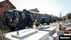 Iring-iringan truk militer Italia dari Bergamo yang membawa jenazah pasien virus corona ke pemakaman Ferrara di Italia, Sabtu, 21 Maret 2020. (Foto: Reuters)