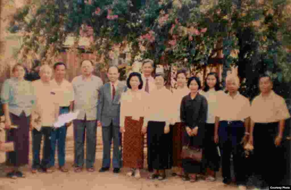 Ieng Sary (fourth from left) poses with other Khmer Rouge members in Malai, a small town near Thai border, March 1988. (Documentation Center of Cambodia Archive)
