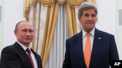 러시아를 방문 중인 존 케리 미 국무장관(오른쪽)이 24일 러시아 모스크바 크렘린 궁에서 블라디미르 푸틴 러시아 대통령과 만나 악수하고 있다.