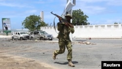Seorang tentara pemerintah Somalia berjaga di depan gedung parlemen di Mogadishu, saat terjadinya bentrokan dengan militan al-Shabab, 24 Mei 2014 (Foto: dok).