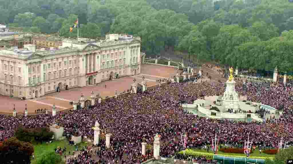 The crowd stands in front of Buckingham Palace. (AP Photo/APTN)