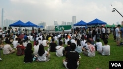 香港專上學生聯會罷課爭取真普選行動，星期二進入第二日，罷課集會及公民課堂移師到政府總部的添馬公園舉行。（美國之音湯惠芸攝）
