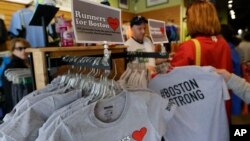 Orang-orang berbelanja di toko Marathon Sports yang kembali buka di Boylston Street di Copley Square, Boston (25/4). Toko tersebut merupakan lokasi pemboman pertama. (AP/Elise Amendola)