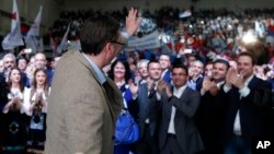 Srpski premijer Aleksandar Vučić maše pristalicama tokom predizbornog skupa u Požarevcu