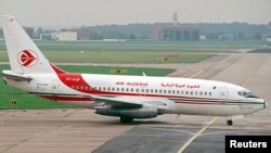 រូបថត​ឯកសារ៖ យន្តហោះ​អាកាសចរណ៍​ Air Algerie Boeing 737-200 នៅ​អាកាសយានដ្ឋាន​ក្រុង​ប៊ែរឡាំង​ប្រទេស​អាល្លឺម៉ង់។