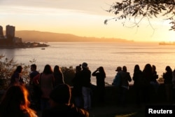 People look out towards the ocean on Cerro Castillo hill, after a mass evacuation of the entire coastline during a tsunami alert after a magnitude 7.1 earthquake hit off the coast in Vina del Mar, Chile April 24, 2017.