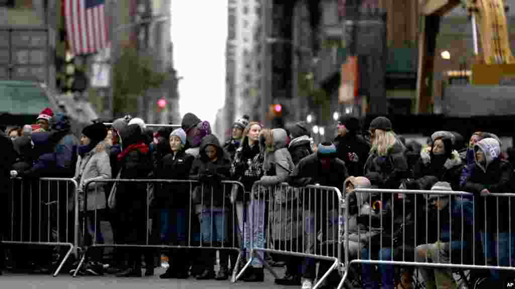 People wait for the start of the Macy's Thanksgiving Day Parade in New York, Nov. 27, 2014.
