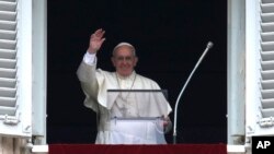 Paus Fransiskus melambai kepada umat Katolik di Lapangan Petrus di Vatikan, Minggu, 28 Februari 2016.
