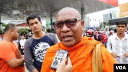Prominent activist monk Luon Savath speaks to VOA Khmer about Cambodian political commentator Kem Ley’s death after he was killed at a petrol station in Phnom Penh, Cambodia, Sunday, July 10, 2016. (Leng Len/VOA Khmer)