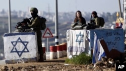 Poste de frontière israélo-palestinienne. (AP Photo/Mahmoud Illean)
