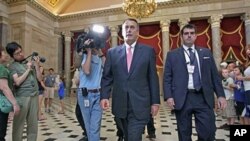 ប្រធាន​រដ្ឋសភា​John Boehner​​ ជាមួយ​សភាតំណាង​រាស្រ្ត​ផ្សេង​ទៀត​​ នៅក្នុង​វិមាន​​រដ្ឋសភា​​ក្នុង​​រដ្ឋ​ធានី​​ វ៉ាស៊ីនតោន​ ថ្ងៃទី​​១​ ខែ​សីហា​​ ឆ្នាំ​២០១១។