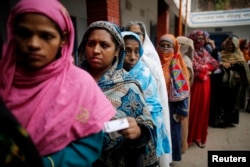Women stand in a line to cast their vote at a polling centre during parliamentary elections in Dhaka, Bangladesh, Jan. 5, 2014.