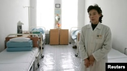 지난 2006년 북한 평양의 한 병원에서 간호사가 병실을 관리하고 있다. (자료사진)