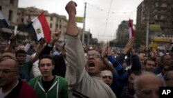 12月4日埃及抗议者在开罗总统府前呼喊反穆斯林兄弟会口号