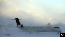 Un avion sous une tempête de neige