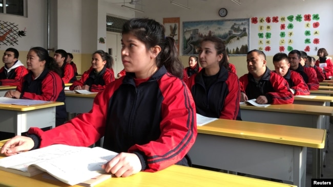 中国政府组织的对新疆喀什的参访中喀什居民在职业教育中心学习中文。(2019年1月4日)