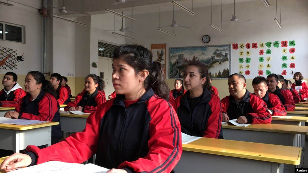 中国政府组织的对新疆喀什的参访中喀什居民在职业教育中心学习中文。（2019年1月4日）(photo:VOA)