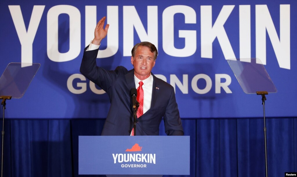 资料照：弗吉尼亚州共和党籍州长格伦·杨金（Glenn Youngkin）在竞选集会上。（2021年11月3日）(photo:VOA)