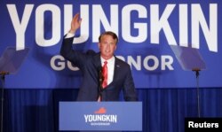 资料照：弗吉尼亚州共和党籍州长格伦·杨金（Glenn Youngkin）在竞选集会上。（2021年11月3日）