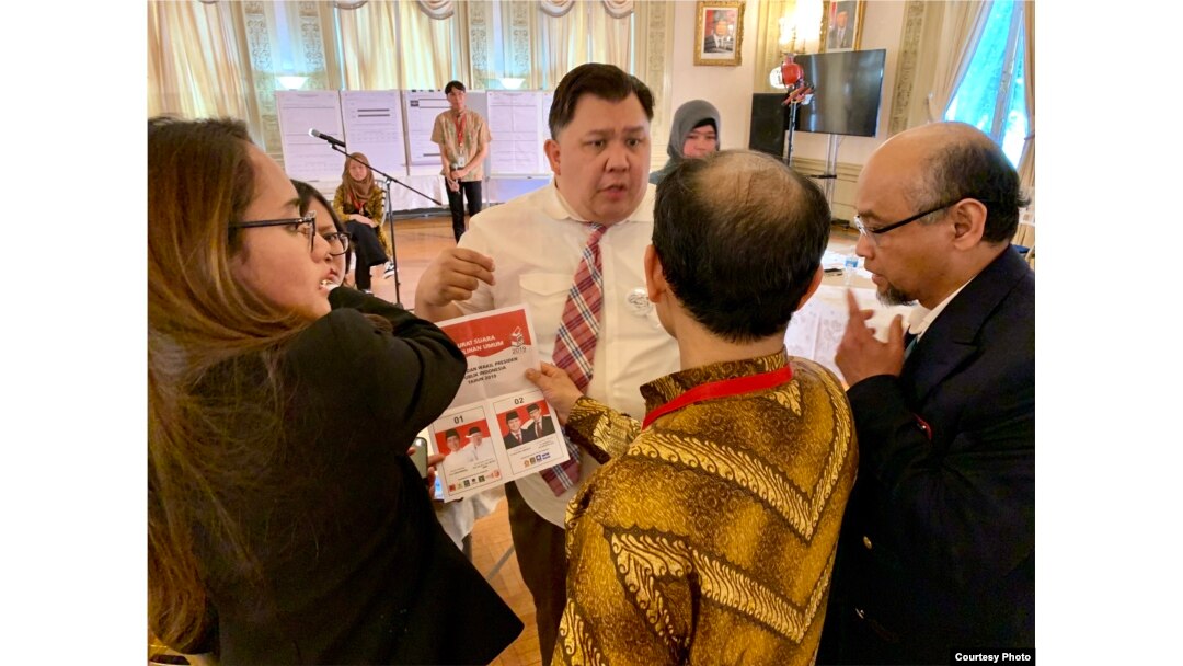 Ketua PPLN Andang Purnama dan perwakilan/saksi partai-partai dalam perhitungan di KBRI Washington DC, Rabu (17/4).