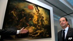 Presiden Perancis Francois Hollande di depan lukisan Eugene Delacroix yang berjudul "Liberty Leading the People" yang dicoret oleh pengunjung hari Kamis, 7/2 (foto: dok).
