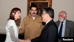 El vicepresidente Nicolás Maduro recibió a la Canciller de Colombia, María Ángela Holguín quien se desplazó a Caracas este viernes.