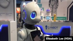 途中展示的是一种服务功能的机器人，它能做展览馆，餐馆、银行、会展中心、旅馆以及餐馆向导等等。