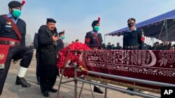 شیخ رشید احمد، وزیر داخله پاکستان در مراسم جنازه یک منسوب پولیس که در اسلام آباد کشته شد، اشتراک کرد 