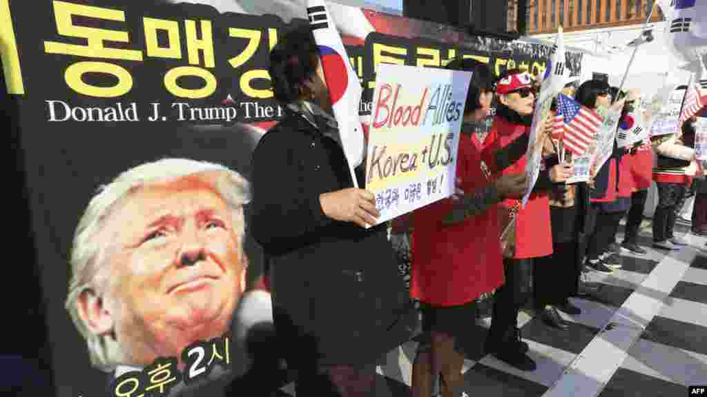Les manifestants sud-coréens contre la Corée du Nord organisent un rassemblement pour accueillir la visite du président américain Donald Trump à Séoul, en Corée du Sud, le 5 novembre 2017.